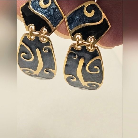 Vintage-Inspired Navy Blue and Gold Enamel Dangle Clip-On Earrings - Picture 4 of 5